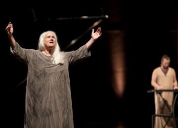 Vera Holtz em 'Ficções', um dos espetáculos de maior sucesso da carreira da atriz -  (crédito: Annelize Tozetto/ Divulgação)