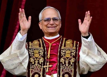 Papa Leão XIV abençoa o mundo após ser eleito na última quinta-feira, 8 de maio -  (crédito: Tiziana Fabi/AFP)