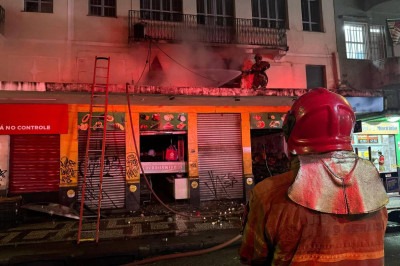 Combate ao incêndio foi até a noite e mobilizou 22 bombeiros e sete viaturas no Centro de BH -  (crédito: CBMMG)