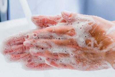 Um procedimento básico, mas que tem a eficácia necessária para evitar contaminação. Se a pessoa não tiver uma pia disponível, pode limpar as mãos com álcool em gel - uma prática que acabou sendo difundida durante a pandemia da Covid-19   -  (crédito: Divulgação)