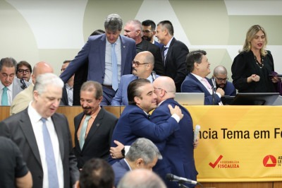 Apresentação dos projetos para adesão ao Propag na Assembleia: deputados, até mesmo de oposição, já aceitam privatizar a Copasa -  (crédito: Luiz Santana/ALMG)