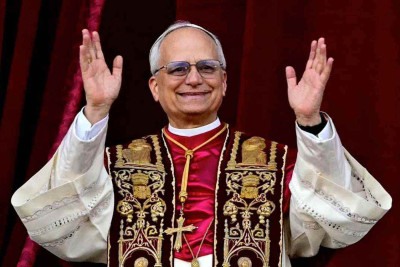 Papa Leão XIV abençoa o mundo após ser eleito na última quinta-feira, 8 de maio -  (crédito: Tiziana Fabi/AFP)
