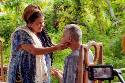 Mãe Beth de Oxum e Sidarta Ribeiro no documentário "Criaturas da mente", em cartaz em BH -  (crédito: Isabela Cunha/divulgação)