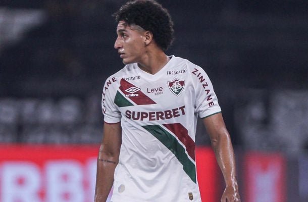 GABRIEL FUENTES – Mais fixo na marcação, até porque Scarpa e Hulk caíam pelo seu setor, e se saiu bem. Pouco se aventurou no apoio. No segundo tempo teve dificuldade quando Scarpa jogou em seu setor. NOTA: 6,0.Foto: Leonardo Brasil/Fluminense