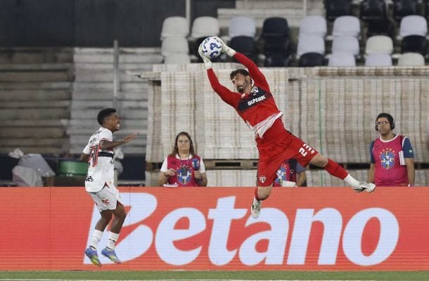 RAFAEL - Fez algumas boas defesas, mas, no geral, foi pouco exigido. Deu rebote para Roque marcar no último minuto, mas era um lance indefensável para encaixar - Nota 6,0 - Rubens Chiri / São Paulo FC