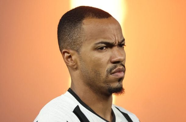 MARLON FREITAS - Mais uma partida notável, fechando espaços na defesa e saindo com qualidade. Foi dele o passe excelente em profundidade para Artur entrar na cara de Anthony e fazer o segundo gol do Botafogo e o lançamento incrível para Cuiabano fazer 3 a 0. Saiu aos 15 da etapa final para a entrada de Allan. Aplaudido de pé. NOTA 9,0. Foto: Vitor Silva/Botafogo.