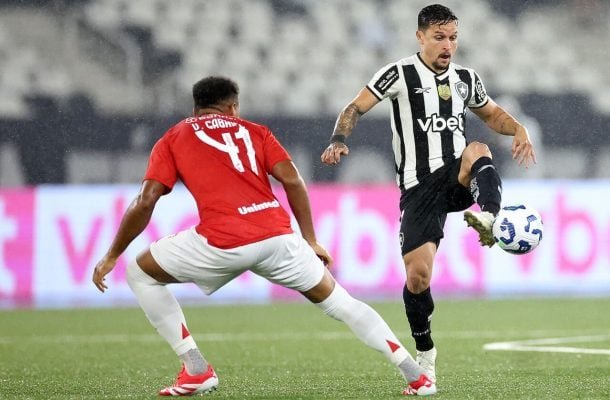 ARTUR - Sua melhor atuação com a camisa do Botafogo. Criou oportunidades, fez um golaço e a jogada do gol de Alex Telles. Ao lado de Marlon Freitas, o melhor entre os melhores. NOTA 8,5. Foto: Vitor Silva/Botafogo.
