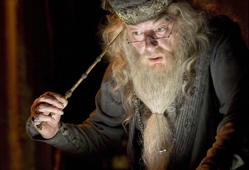 Alvo Dumbledore (Richard Harris / Michael Gambon) – Diretor de Hogwarts e um dos bruxos mais poderosos da história. Sábio e carismático, é um mentor para Harry, guiando-o na luta contra Voldemort.
