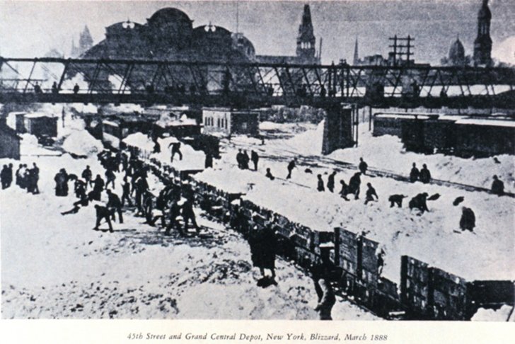  O sistema ferroviário teve que ser encerrado. Moradores ficaram confinados dentro de suas casas por uma semana. Além da queda de neve, os ventos gelados chegaram a 72 km/h. 