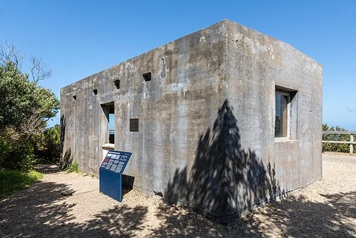 Alguns bunkers são construídos para servir como abrigos civis em casos de emergência, proporcionando proteção contra diferentes tipos de ameaças, como tornados, furacões ou ataques terroristas.