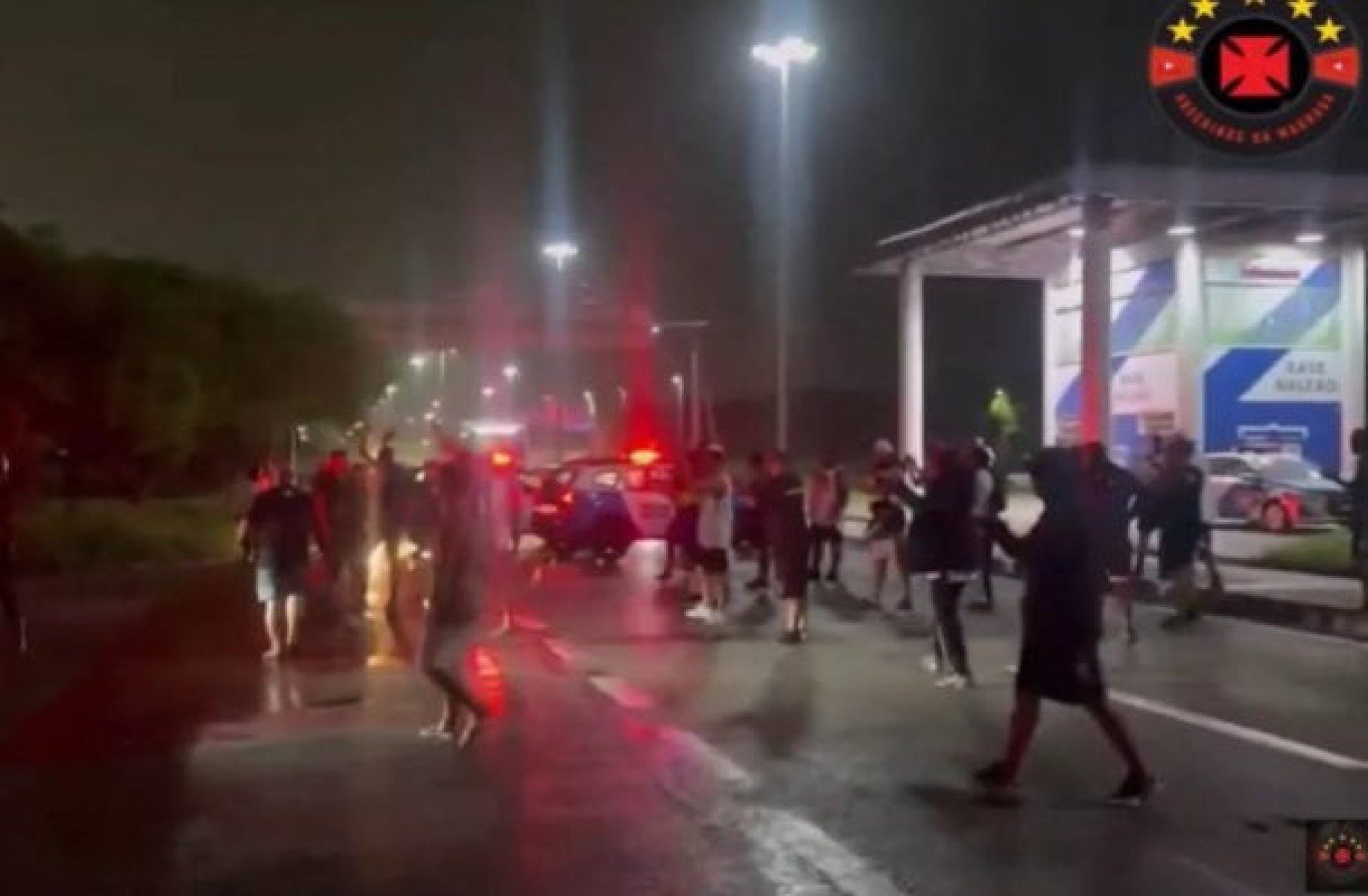 Time do Vasco é recebido com protesto no Galeão