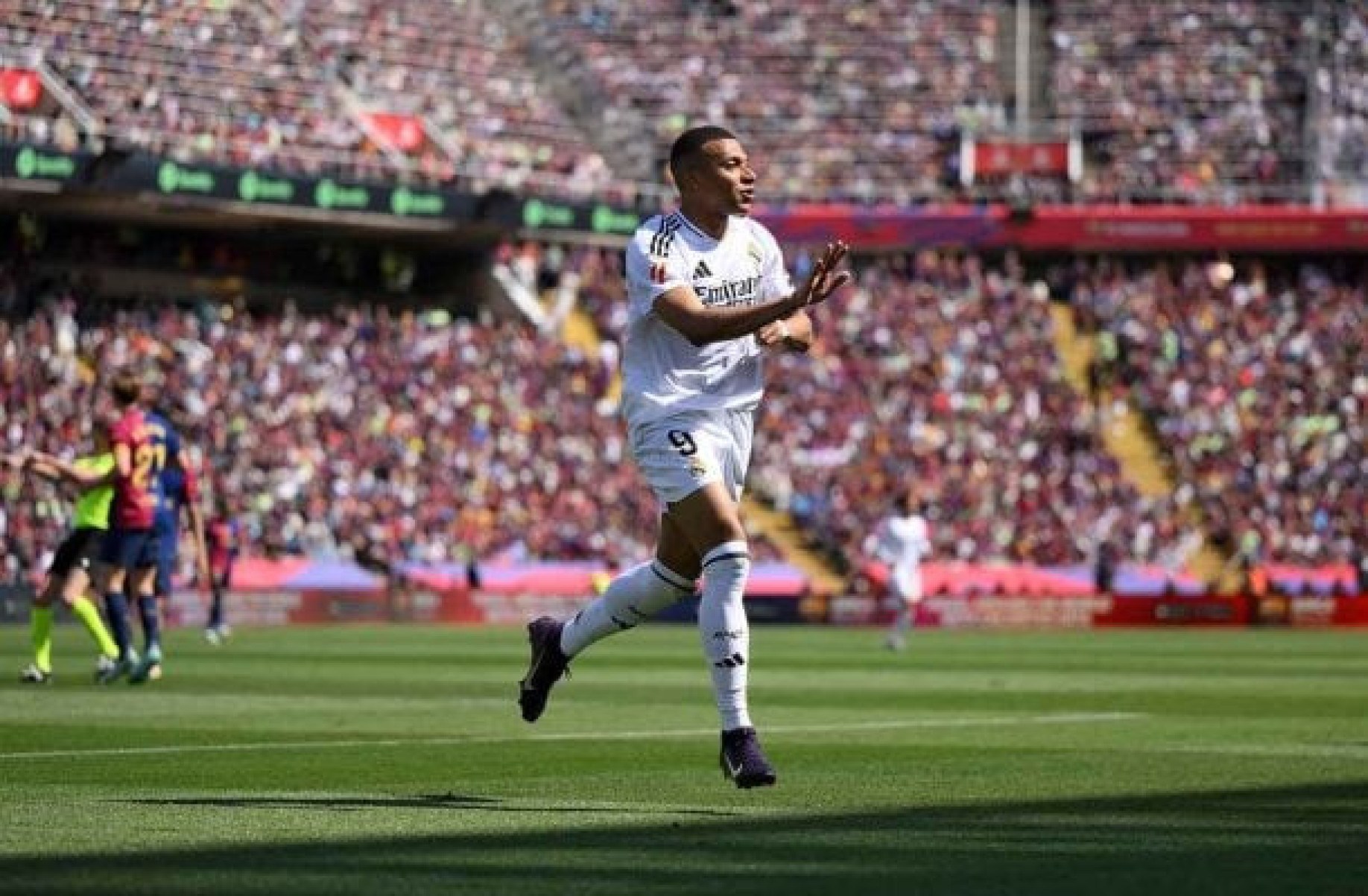 Mbappé anota hat-trick contra o Barcelona e bate recorde no Real Madrid