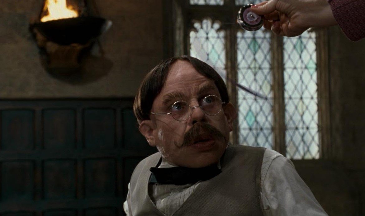 Filius Flitwick (Warwick Davis) – Professor de Feitiços e diretor da Corvinal. Pequeno e ágil, é um mestre da magia e participa ativamente da defesa de Hogwarts contra os Comensais da Morte.