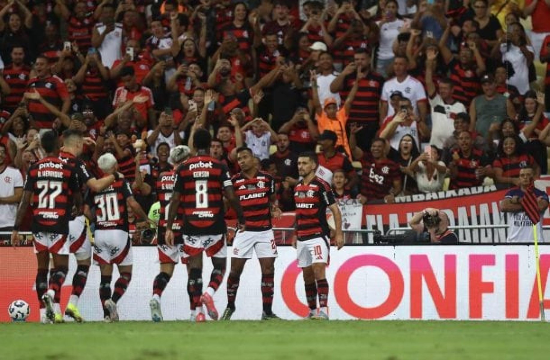 Filipe Luís surpreende em vitória sobre o Bahia Filipe Luís surpreende em vitória sobre o Bahia