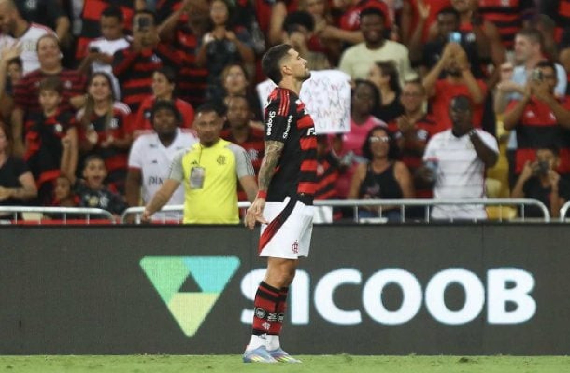 Arrascaeta reconhece momento difícil e pede apoio em ‘final’ contra LDU Arrascaeta reconhece momento difícil e pede apoio em ‘final’ contra LDU