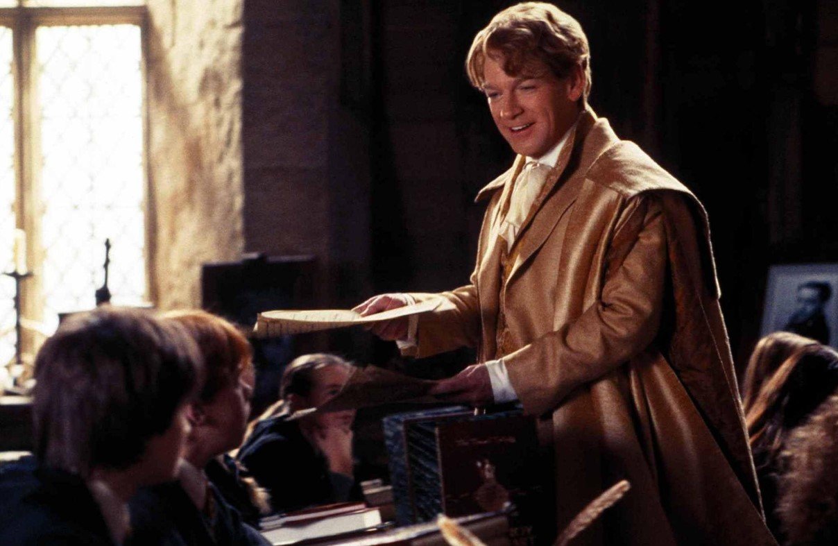 Gilderoy Lockhart (Kenneth Branagh) – Professor de Defesa Contra as Artes das Trevas no segundo ano. Vaidoso e trapaceiro, finge ser um grande bruxo, mas é desmascarado quando perde a memória.