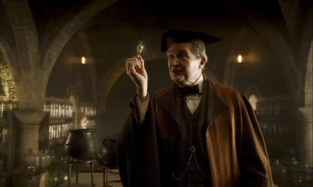Horácio Slughorn (Jim Broadbent) – Professor de Poções e ex-líder do Clube do Slugue. Tem talento para reconhecer bruxos promissores e revela informações cruciais sobre as Horcruxes de Voldemort.