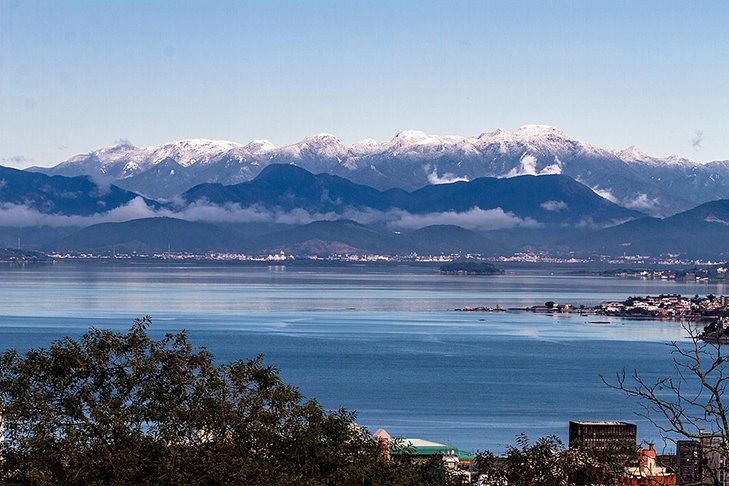 Em 2013, 100 municípios de Santa Catarina tiveram queda de neve.  O morro do Cambirela (foto) e montanhas próximas, na área continental da Grande Florianópolis, ficaram pintados de branco.