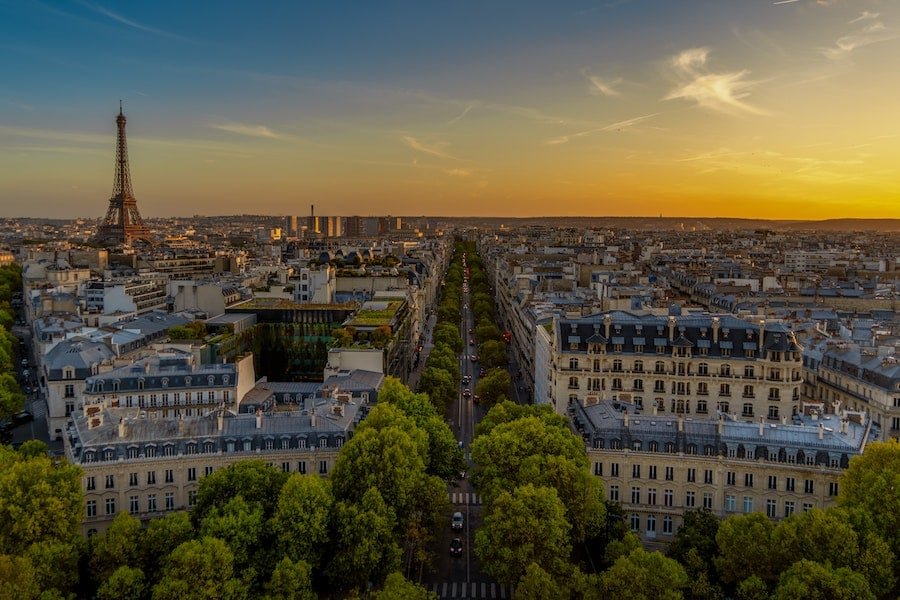 Em relação à herança, o empresário possuía quatro residências luxuosas: uma casa em Londres, um apartamento em Paris, uma propriedade extensa de 17 acres em Santa Bárbara, nos Estados Unidos, e outra propriedade costeira de 27,5 acres em East Hampton, também nos EUA, cujo valor ultrapassava os US$ 120 milhões.-Pierre Blaché pexels