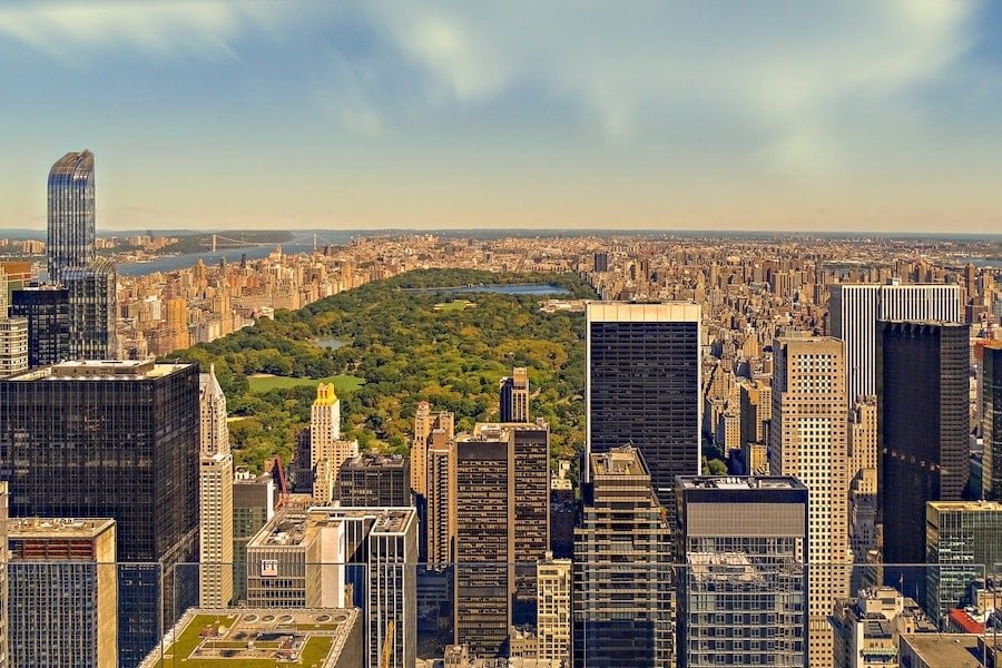 Sky, a filha mais velha de McCarthy, já possuía uma herança estimada em cerca de US$ 170 milhões. Ela vive com a mãe e a irmã, Rose, em um apartamento localizado no Central Park West, área nobre de Nova York.-pixabay