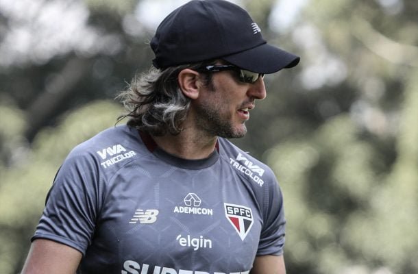 ZUBELDÍA - Mesmo com desfalques e jogador saindo lesionado no primeiro tempo, conseguiu segurar o líder fora de casa por 47 minutos. No final, brilhou a estrela de Vitor Roque - Nota 5,0 - Erico Leonan / São Paulo FC