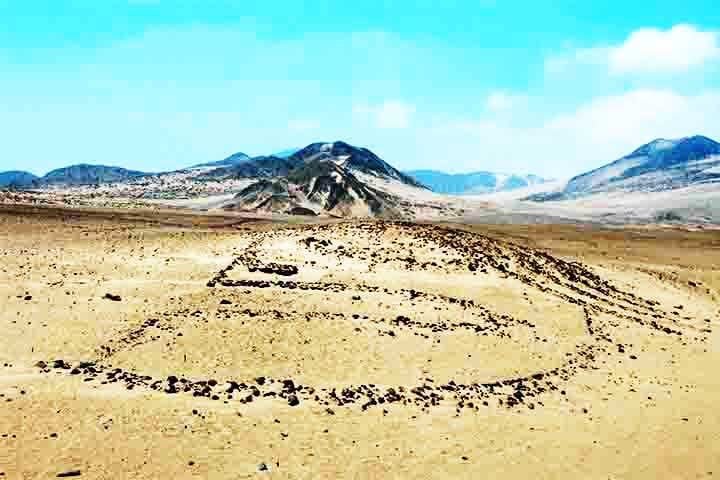 Além da pirâmide, os arqueólogos encontraram um geoglifo de 61,2 metros de comprimento e 30,3 metros de largura, que só pode ser visto de um ponto estratégico. Geoglifos são desenhos de grandes proporções feitos no solo com pedra, cascalho ou terra. 