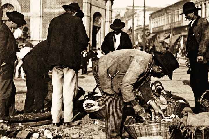 Em seus primeiros anos de existência, ainda na época do Brasil imperial, mais de duas décadas antes da proclamação da República, a 25 de Março era palco de comércio modesto, com barracas e feiras ao ar livre. 
