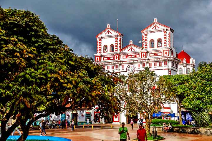 Guatapé, Colômbia: Localizada nos Andes colombianos, Guatapé é um verdadeiro espetáculo de cores e cultura. Seu nome, que significa "pedra elevada" em quéchua, faz referência ao imponente monólito El Peñol, com 220 metros de altura.