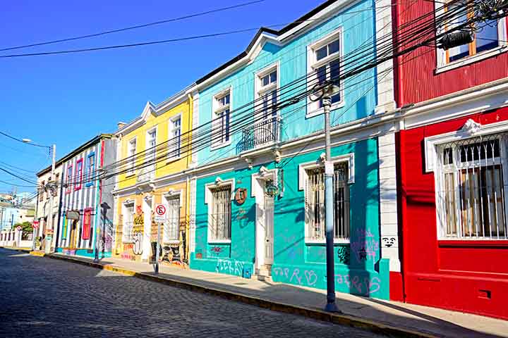 Inicialmente, a arte de rua era apagada pelos moradores, mas com o tempo passou a ser valorizada, levando os próprios donos das casas a convidarem e até pagarem artistas para decorar suas fachadas. Hoje, Valparaíso é considerado um símbolo cultural do Chile.