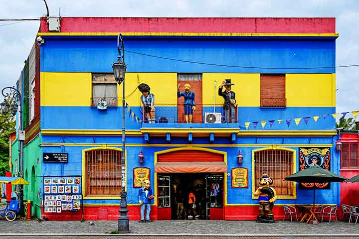 A explosão de cores que o caracteriza começou no final do século 19, com a chegada de imigrantes italianos, principalmente de Gênova. Estes imigrantes, sem muitos recursos, construíram casas precárias (chamadas "conventillos") com madeiras e chapas metálicas disponíveis.