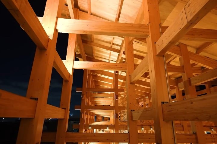 Inspirado na técnica tradicional japonesa "nuki", usada em templos como o Kiyomizu-dera, o "Grand Ring" foi construído majoritariamente sem o uso de pregos ou parafusos, através do encaixe de vigas verticais e horizontais feitas de cedro sugi e cipreste hinoki.