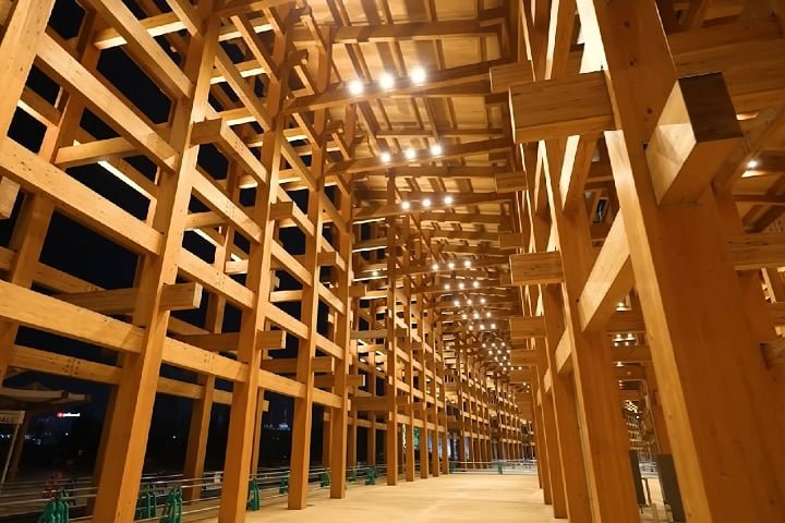 O "Grand Ring" impressiona por suas dimensões e engenharia. Possui um diâmetro externo de 675 m e interno de 615 m. São 30 m de largura, atingindo 20 m de altura na parte externa e 12 m na interna. 