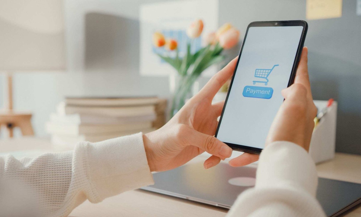  Young asia lady use cellphone order online shopping product and paying bills with banking app with transaction successful. Stay at house, Quarantine activity, Fun activity for coronavirus prevention.
     -  (crédito: DINO)