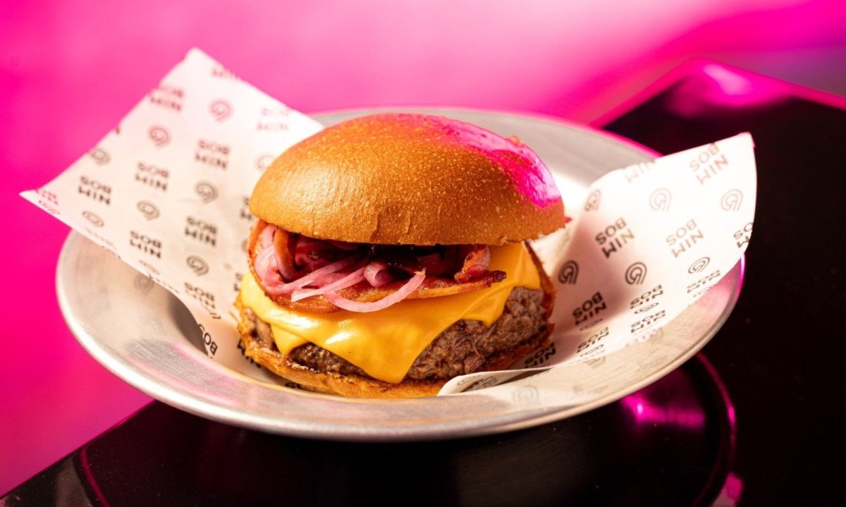 O Gringo leva hambúrguer, queijo, picles de cebola roxa, bacon e molho barbecue