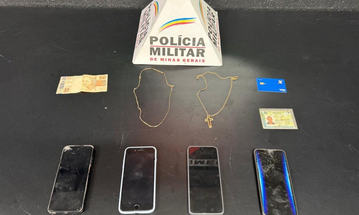 Durante a operação, dois homens, de 21 e 20 anos, foram presos, além de um jovem de 16 anos foi apreendido, suspeitos do crime -  (crédito: Divulgação / PMMG)