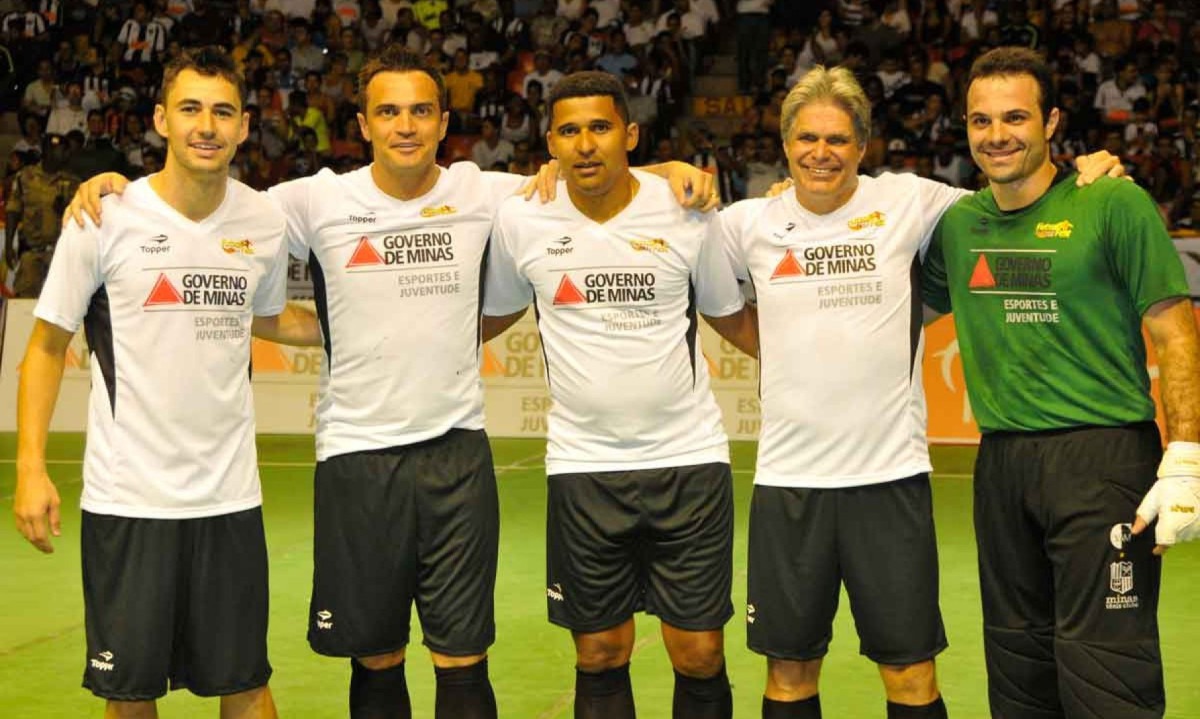 Expoentes do futsal das décadas de 90 e 2000, Neto, Falcão, Manoel Tobias, Jackson e Bianchini participaram de jogo festivo no Mineirinho, há 13 anos -  (crédito: Marcos Vieira/EM/D.A Press - 18/12/12)
