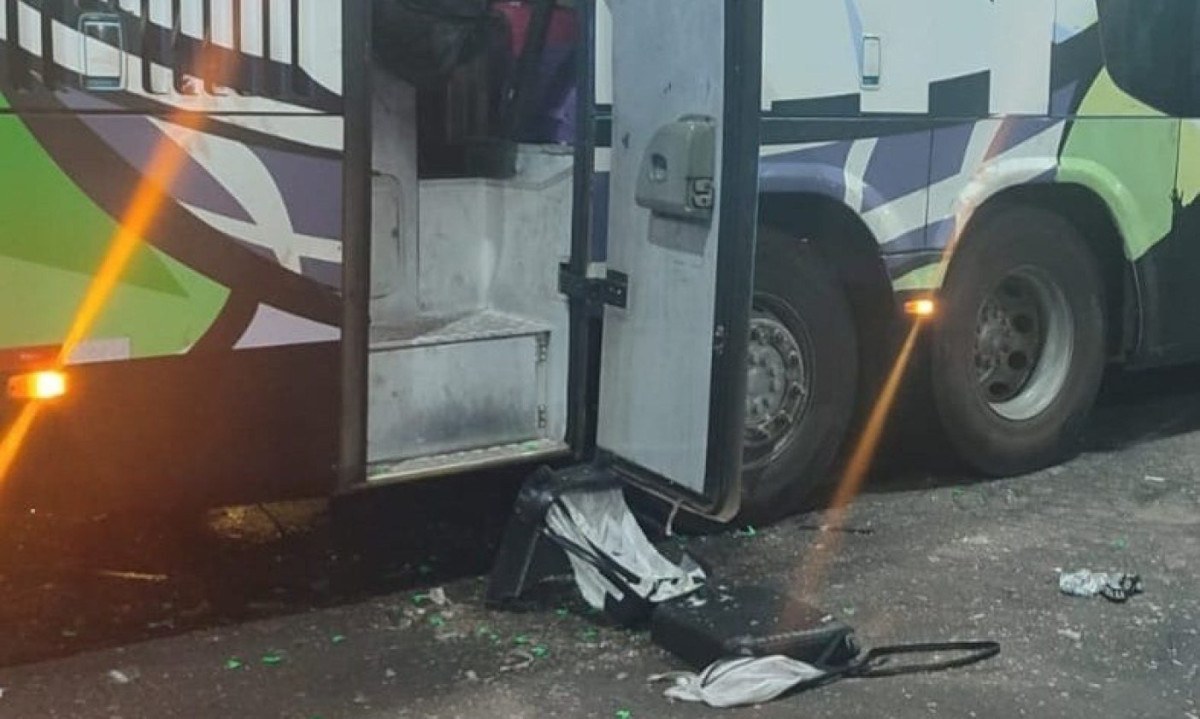 Mala estava no bagageiro inferior do ônibus quando explodiu e deixou motorista ferido -  (crédito: PMMG/Divulgação)