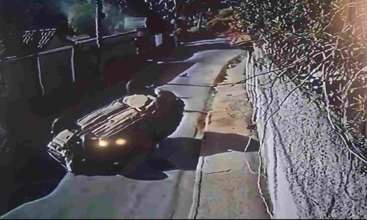 Câmeras de segurança flagraram momento em que carro desgovernado atingiu mãe e filho em Santa Luzia -  (crédito: Reprodução)