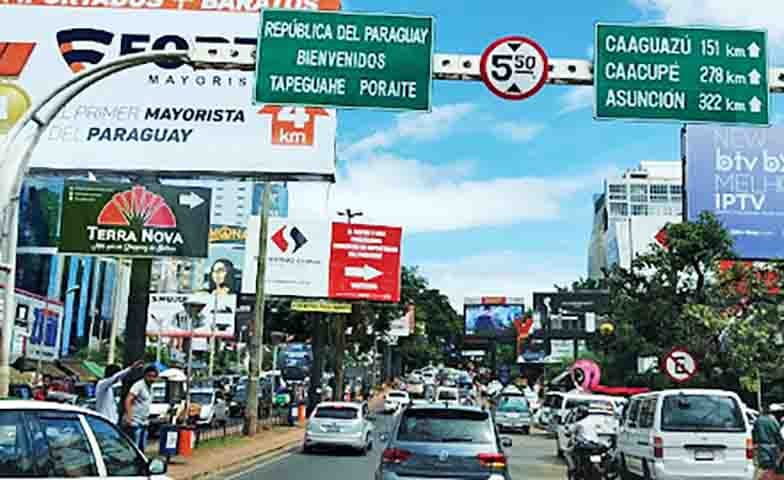 Atrai visitantes de todo o mundo em busca de bons preços e variedade de produtos. A cidade é repleta de shoppings, lojas e mercados, cada um oferecendo uma experiência única.