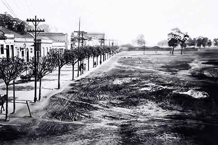 Nas décadas seguintes, enchentes devastadoras fizeram o poder público empreender obras de canalização do rio até que a 25 de Março adquirisse as características atuais. 
