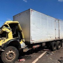  Caminhão bate na traseira de outro e motorista morre na BR-365 em Minas - DivulgaÃ§Ã£o/PRF