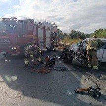 Colisão entre carro e carreta deixa um morto próximo à 'Curva da Morte'' - Imagem: Reprodução/CBMMG