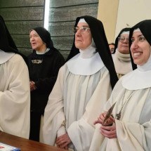 Brasileira 'bonita demais' para ser freira quer justiça do Vaticano
