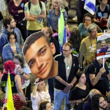 Braço armado do Hamas anuncia que libertará refém americano-israelense nesta segunda - Jack GUEZ / AFP