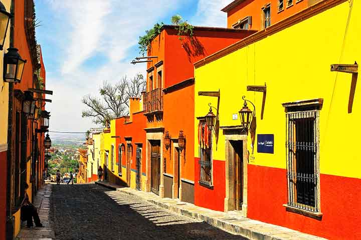 Reconhecida como Patrimônio da Humanidade pela UNESCO (2008) e eleita pela Condé Nast Traveler como a "Melhor Cidade Pequena do Mundo", seu charme está na arquitetura colonial e nas cores vibrantes, especialmente no centro histórico.
