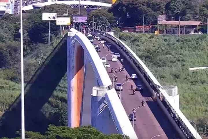 O tratado de construção da ponte foi assinado em 29 de maio de 1956, pelos governos do Brasil e do Paraguai. Foi inaugurada, então, em 27 de março de 1965 por Castelo Branco, presidente do Brasil e Alfredo Stroessner, presidente do Paraguai. 
