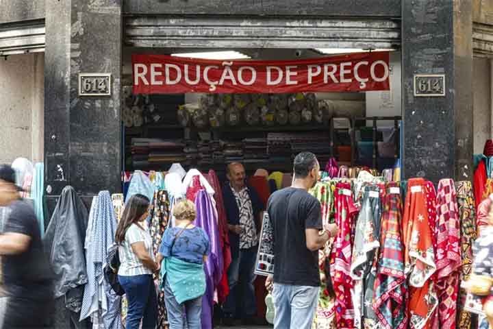 Atualmente, o espaço conta com mais de 3 mil estabelecimentos comerciais e recebe em média 400 mil pessoas por dia, uma multidão à procura de produtos variados. 
