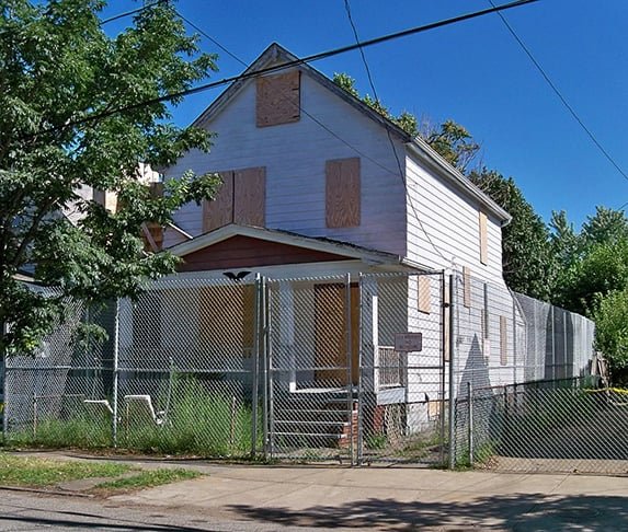 A casa tinha 130 m², com dois andares, quatro quartos e um porão de 71 m². A residência foi construída em 1890 e amplamente reformada em 1956. Ele teve que demolir a sua casa para não pegar pena de morte. 