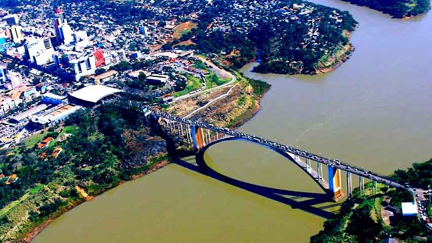 A conexão com o Brasil acontece na tradicional Ponte Internacional da Amizade, que foi construída durante as décadas de 1950 e 1960. Divisa do Paraguai com os territórios da Argentina (Puerto Iguazú) e do Brasil (Foz do Iguaçu/PR).