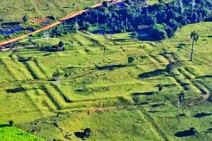Chamados de geoglifos, eles representam figuras em grandes dimensões e de diversas formas geométricas esculpidas na terra. 
